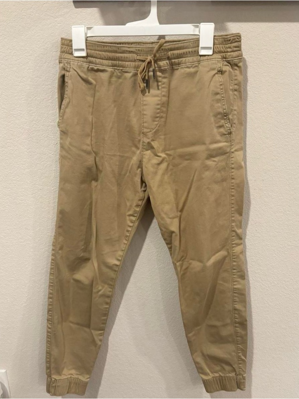 Men's Hollister Drawstring Skinny Jogger Pants in Khaki
